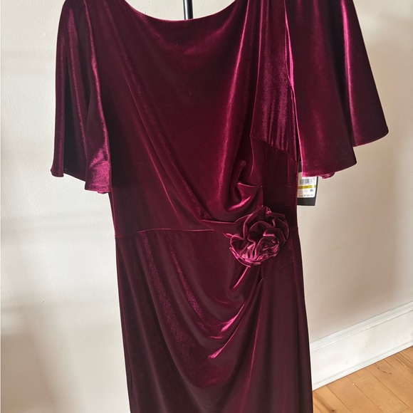 NWT Jessica Howard Burgundy Velvet Sheath Dress - Size 14 - Picture 4 of 5